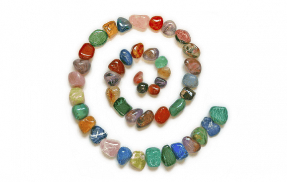 DIY Amulett für Glück aus bunten Steinen
