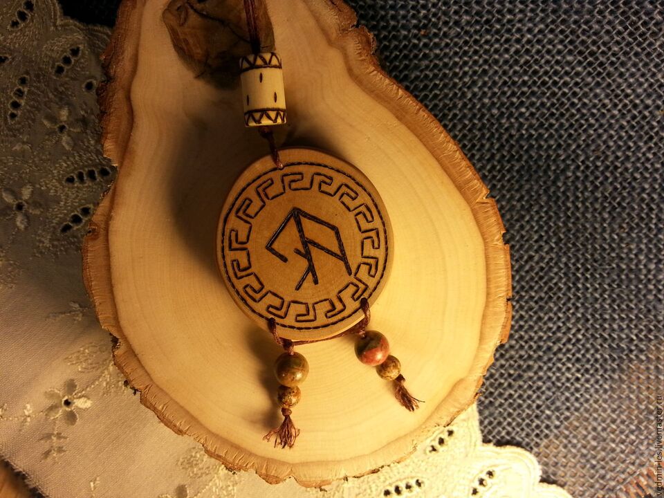 Amulett mit einer Rune für viel Glück Foto 1