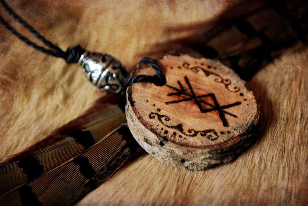 Amulett mit einer Rune für viel Glück Foto 2